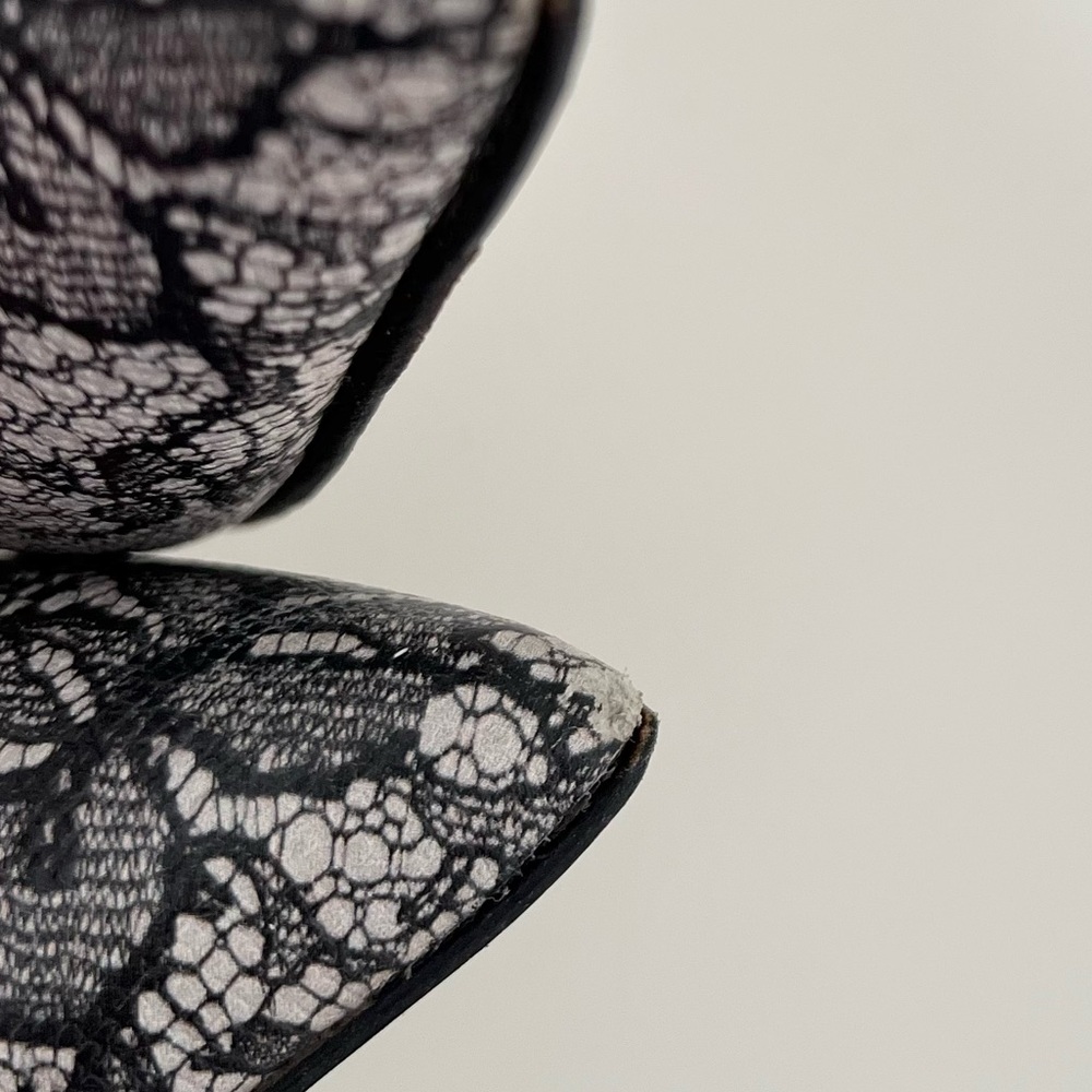 GORGEOUS DOLCE & GABBANA BLACK CHANTILLY LACE PRINTED LEATHER POINTED TOE PUMPS‎ - Picture 8 of 12